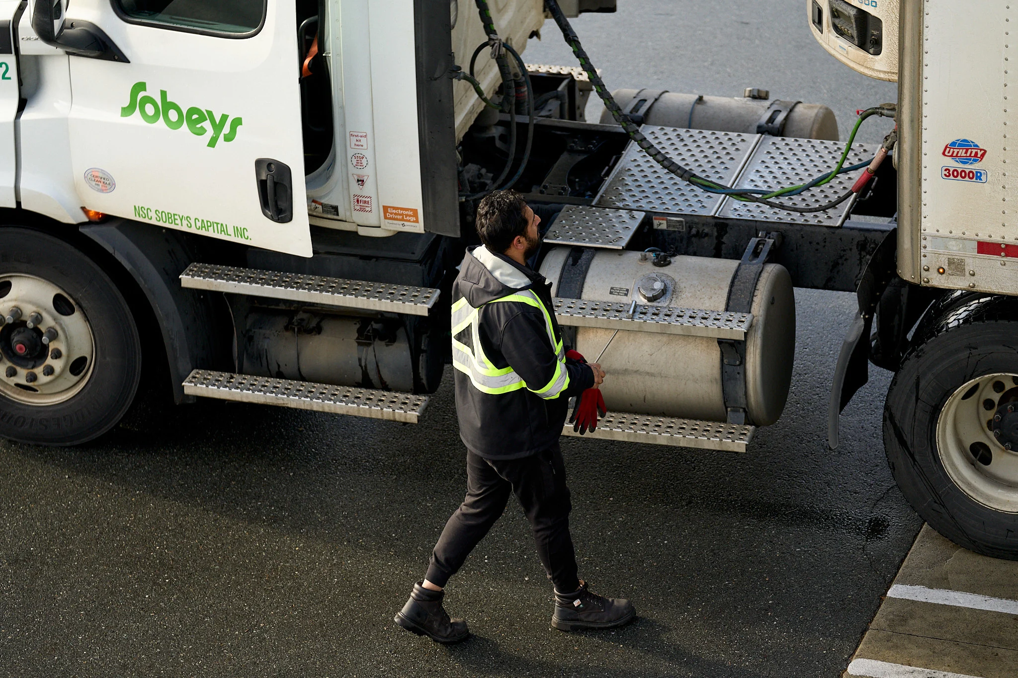 Un homme marchant près d’un camion