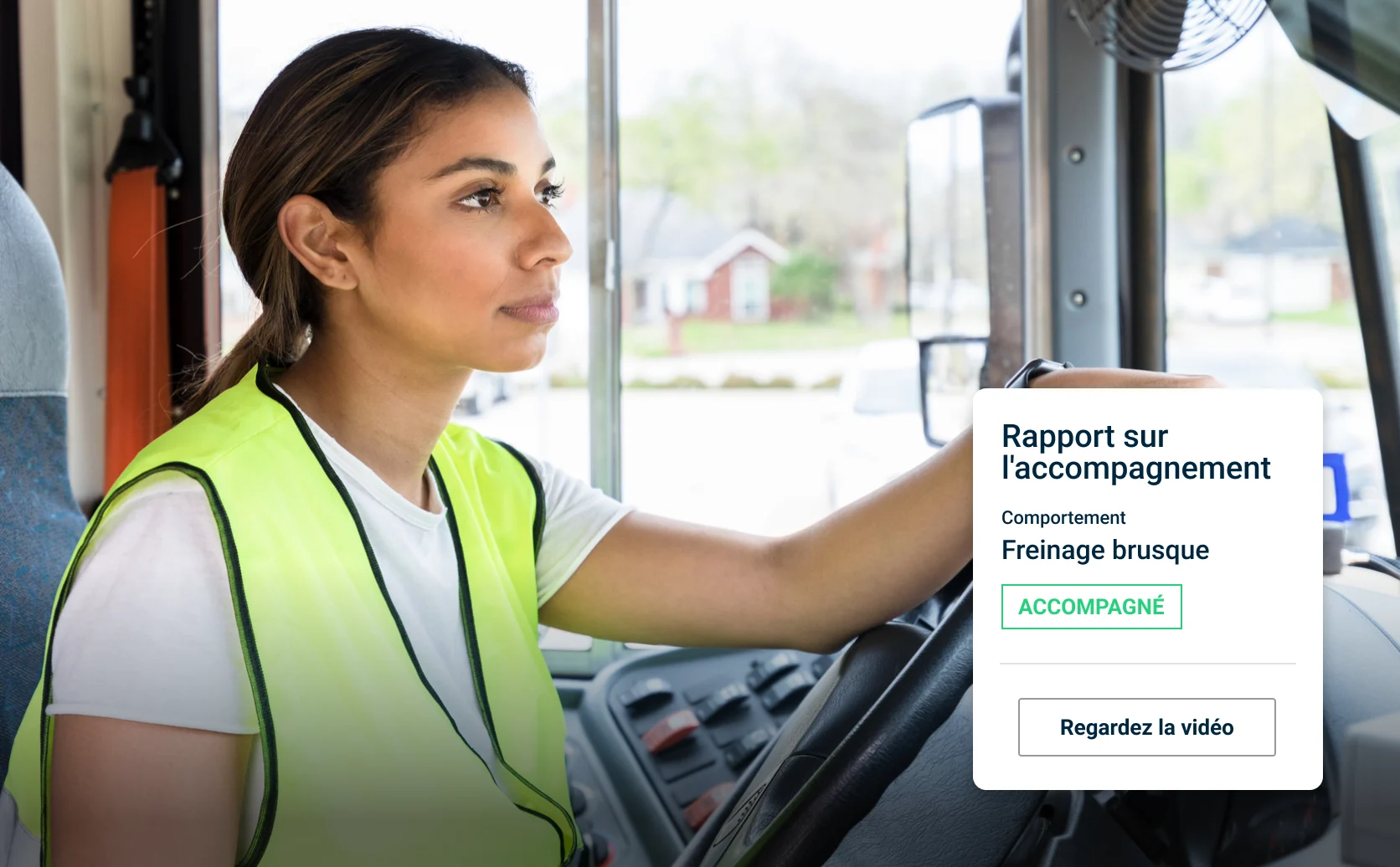Femme au volant avec capture d'écran du logiciel Samsara superposée sur le dessus