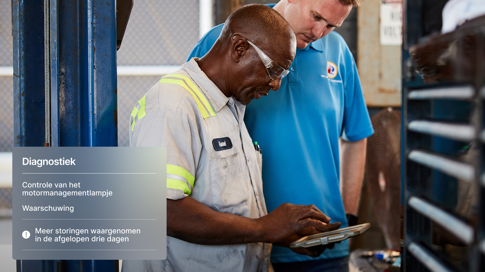 Onderhoudsmedewerkers die het Samsara Connected Operations Platform gebruiken 