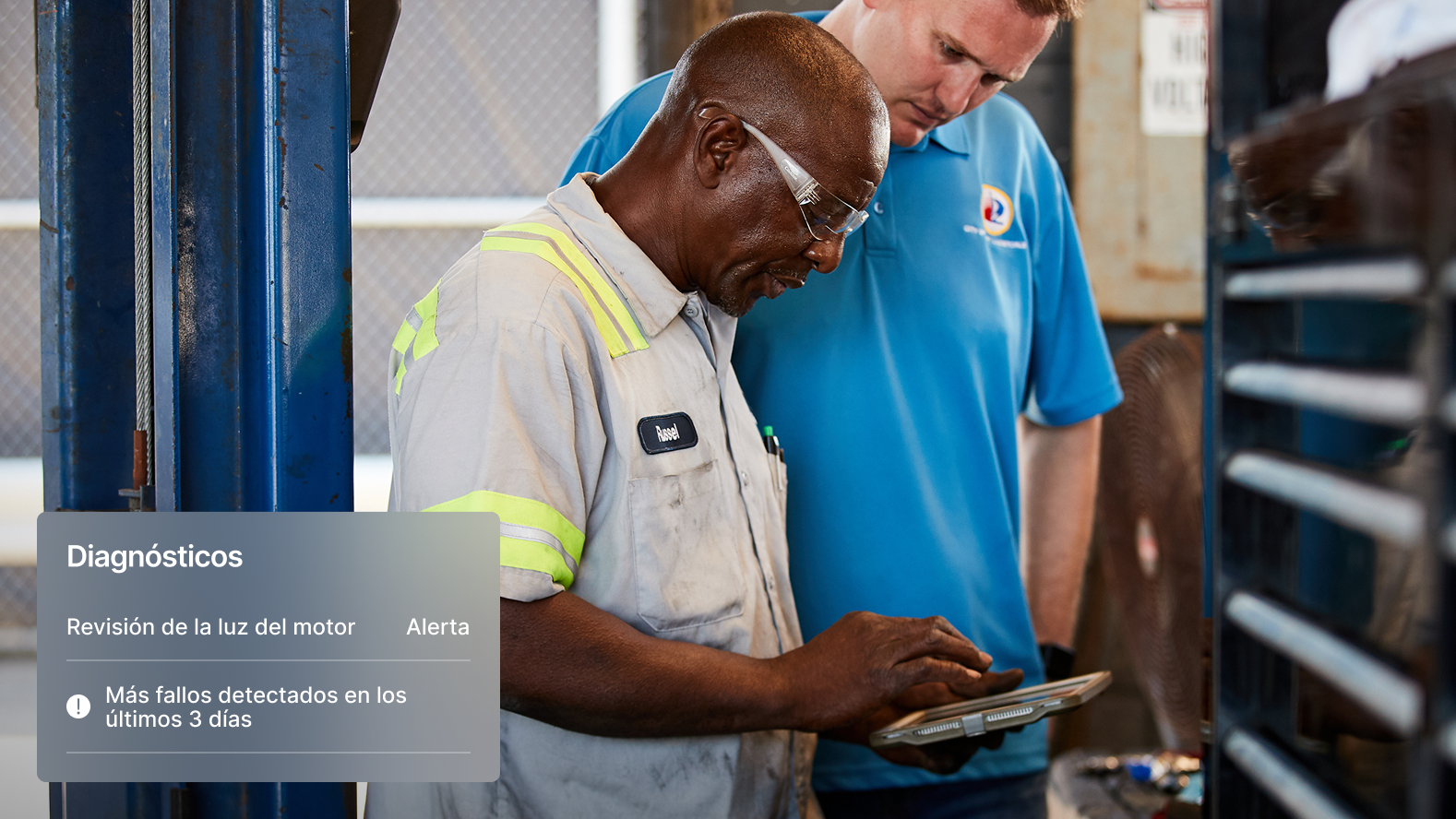 Trabajadores de mantenimiento que utilizan la Plataforma de Operaciones Conectadas de Samsara 