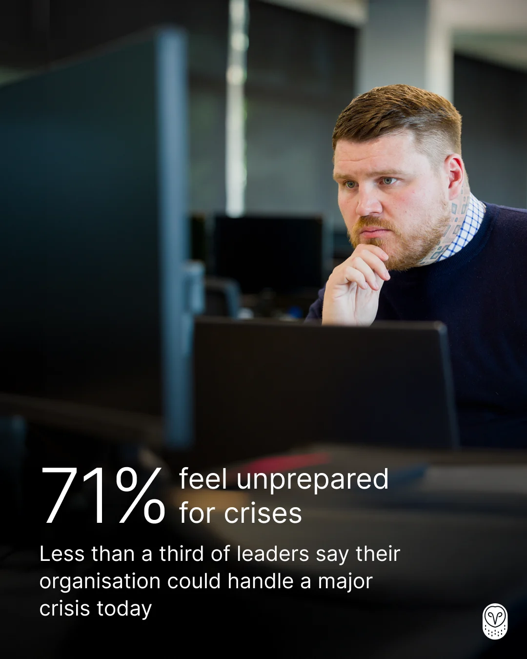 Person in navy jumper looking at computer screen with statistic: 71% feel unprepared for crises in organisations.