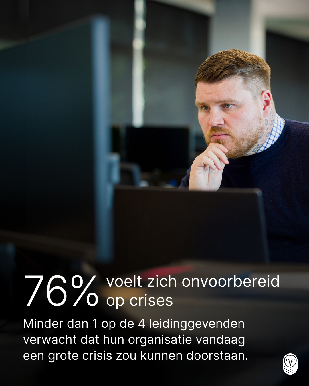 Persoon kijkt geconcentreerd naar computerscherm met statistiek: 76% voelt zich onvoorbereid op crises in organisaties.