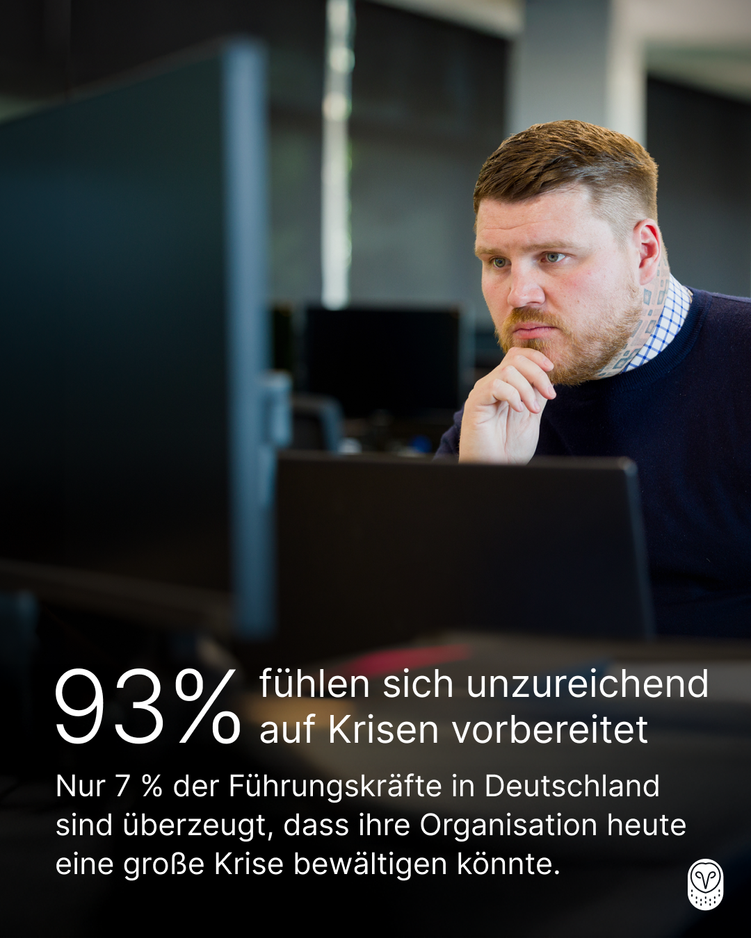 Mann im Büro vor Computer mit Statistik: 93% fühlen sich unzureichend auf Krisen vorbereitet.