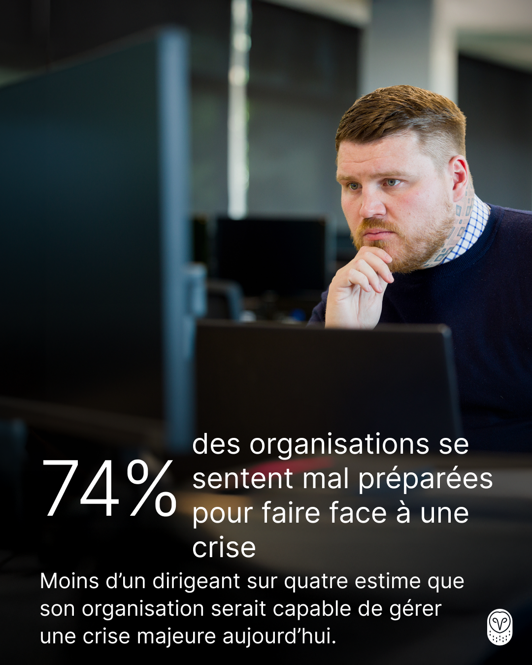 Professionnel concentré devant un écran avec statistique: 74% des organisations se sentent mal préparées face aux crises.