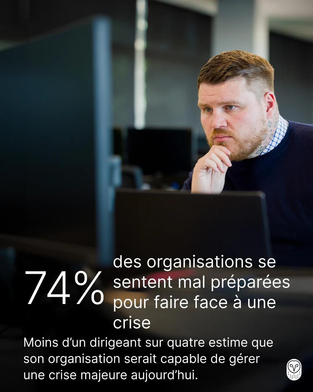 Professionnel concentré devant un écran avec statistique: 74% des organisations se sentent mal préparées face aux crises.