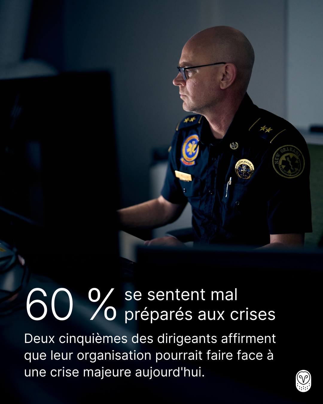 Professionnel concentré devant un écran avec statistique: 74% des organisations se sentent mal préparées face aux crises.