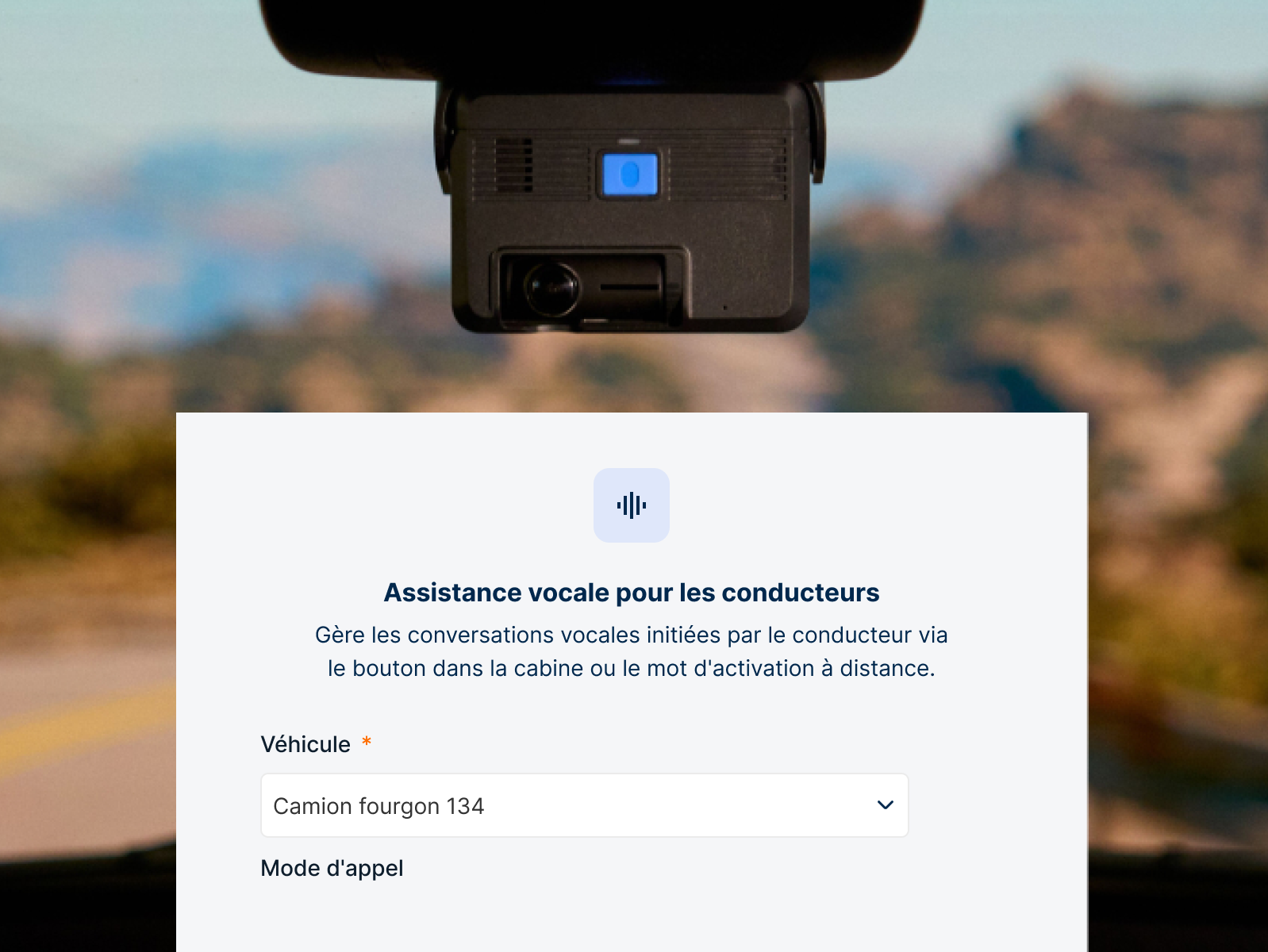 Dashcam noire fixée au pare-brise avec interface d'assistance vocale conducteur et sélection de véhicule.