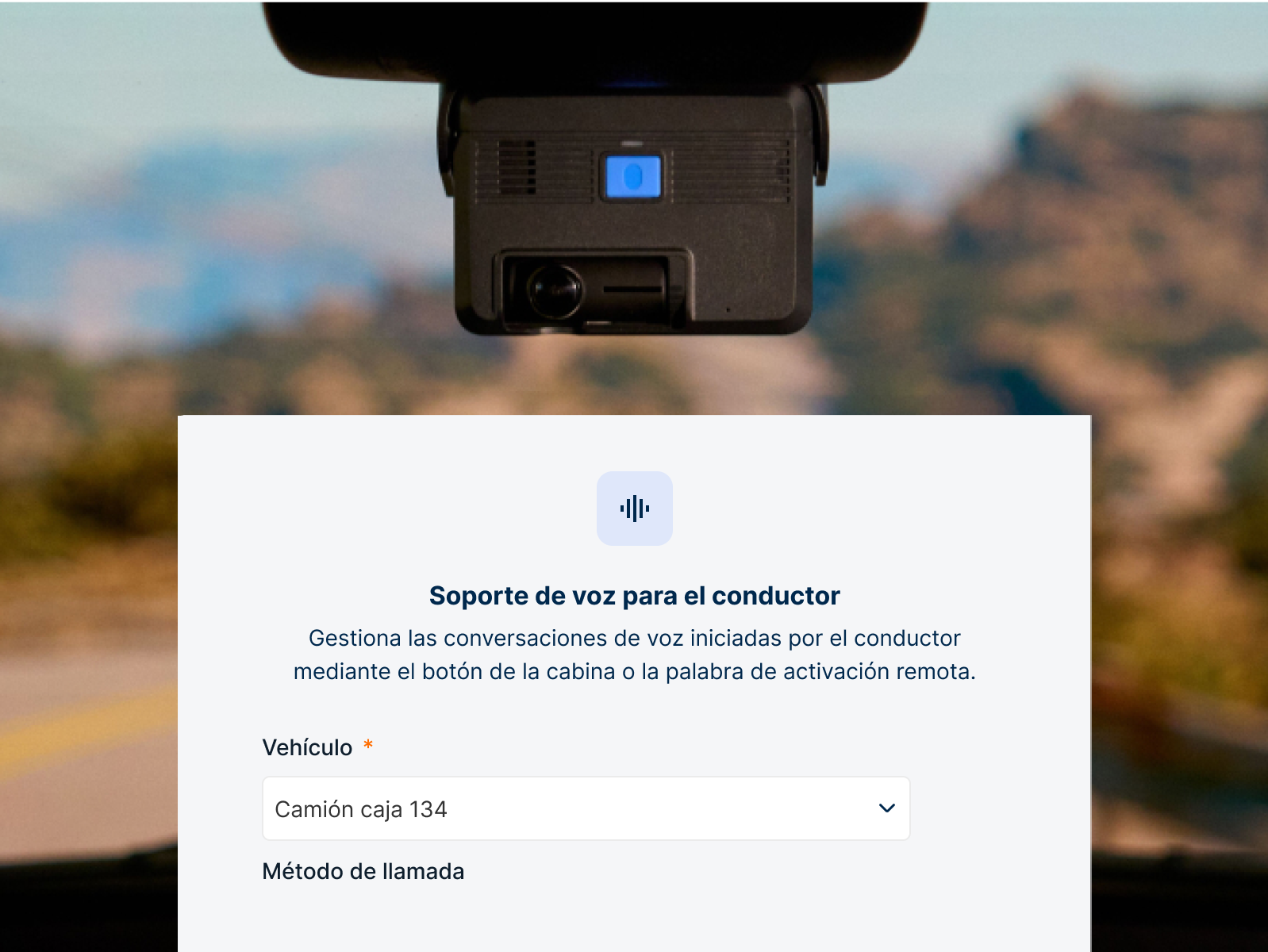 Cámara dashcam negra con luz azul en parabrisas, interfaz de soporte de voz para conductor con menú de vehículo.
