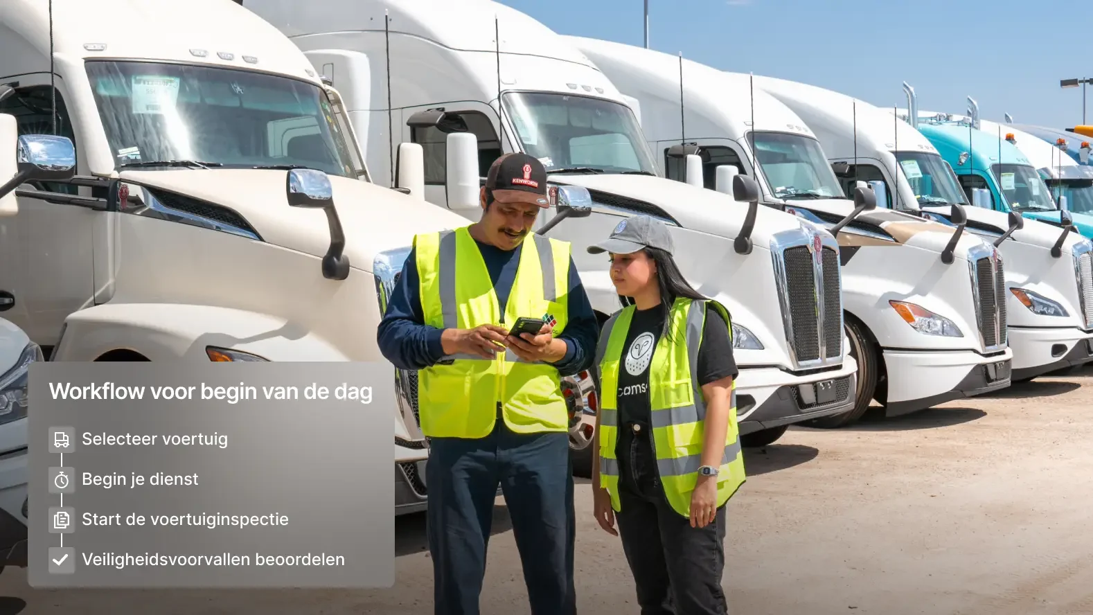 Twee werknemers in veiligheidsvest controleren mobiele apparaten voor een rij vrachtwagens, met workflowstappen getoond.