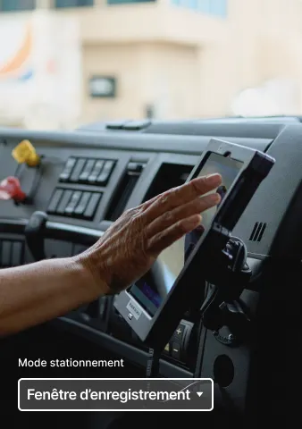 Conducteur sélectionnant la fenêtre d'enregistrement pour le mode stationnement
