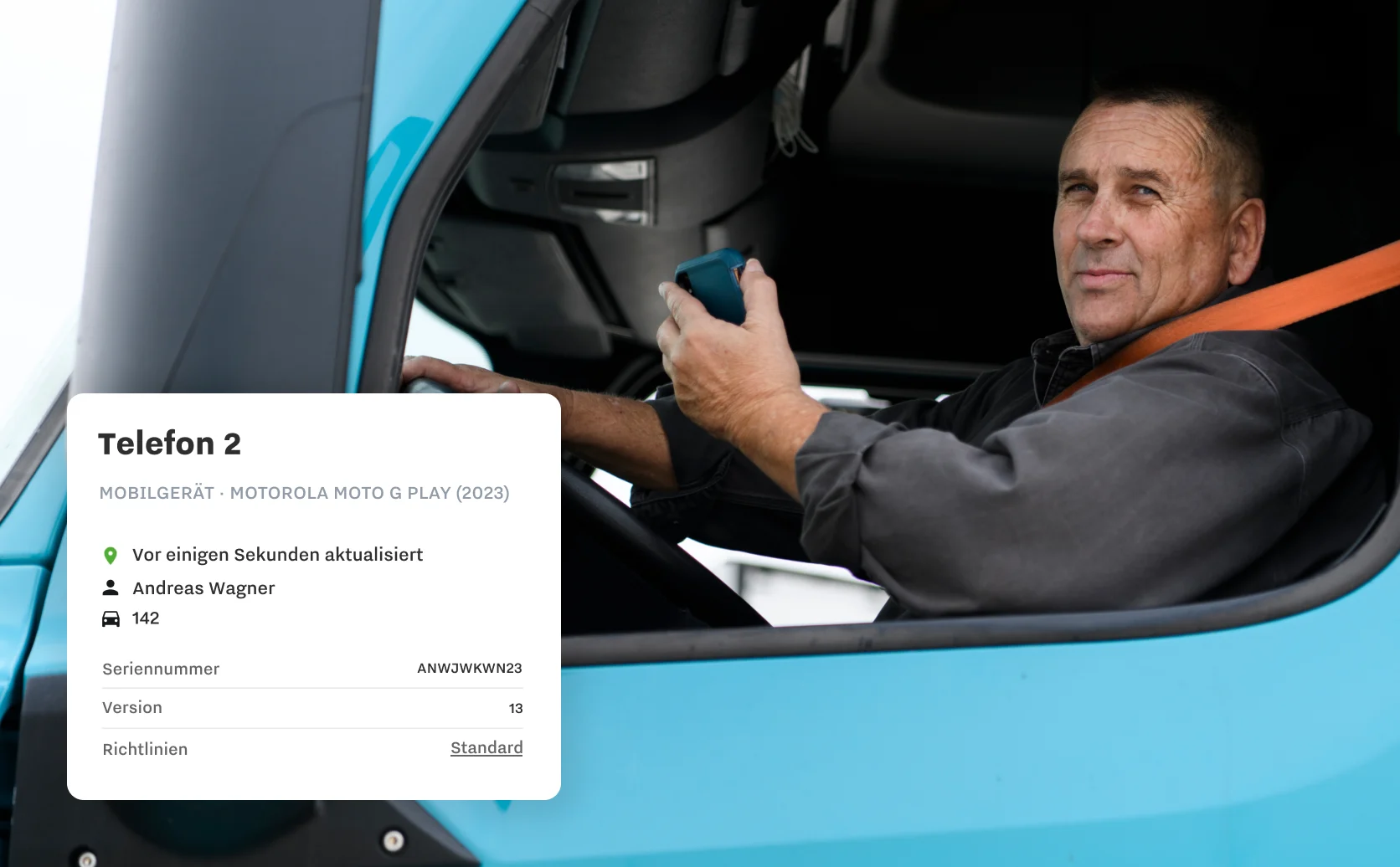 Bild von Fahrer, der ein Gerät hält, mit Infos aus dem Dashboard von Samsara Mobile, wie Fahrer, Fahrzeug und Seriennummer