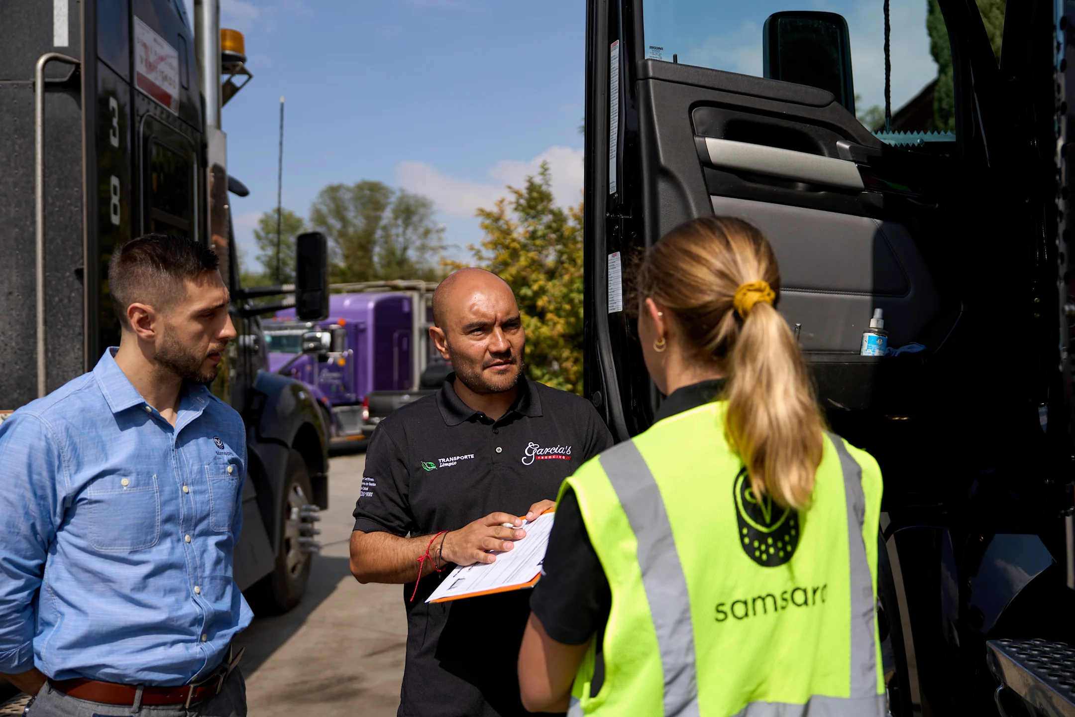 Empleados de Garcia's Trucking platicando con un representante de Samsara