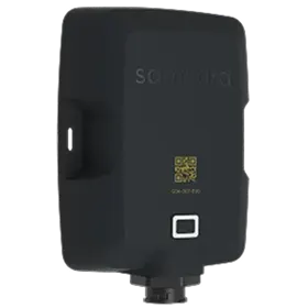 Zwarte Schmersal-veiligheidssensor met QR-code en witte vierkante knop, gemonteerd op een donker oppervlak.