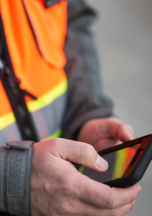 Person, die ein Mobiltelefon benutzt