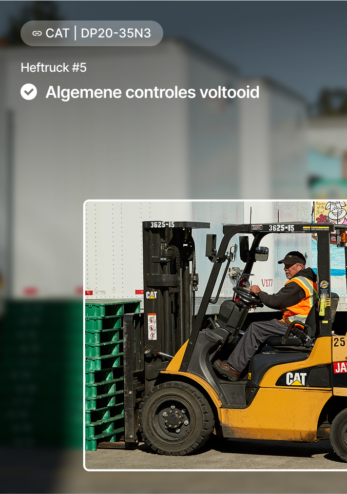 Een bestuurder in een veiligheidsvest rijdt op een gele CAT-heftruck, met groene pallets, met een voltooide inspectiestatus.