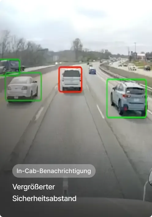 Blick vom Fahrzeug auf die Autobahn mit hervorgehobenen Fahrzeugen und einer „In-Cab Alert“-Warnung zum Sicherheitsabstand.