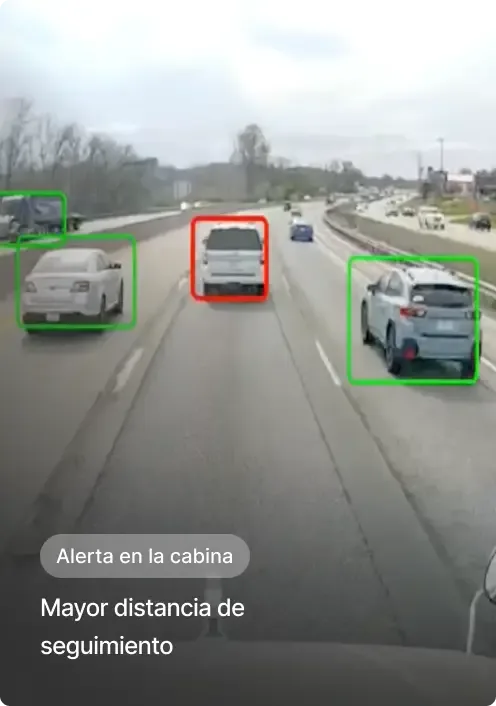 Autopista desde vehículo con tráfico y autos resaltados, advertencia de “Alerta en cabina” sobre la distancia de seguimiento.