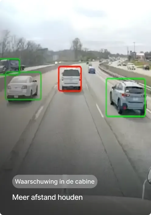 Zicht op snelweg vanuit voertuig met gemarkeerde auto's in verkeer en waarschuwing in cabine over volgafstand.