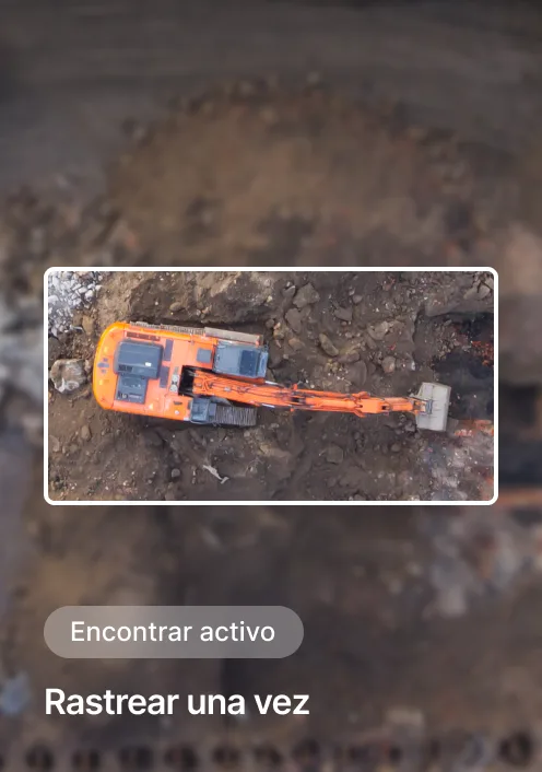 Vista de excavadora naranja trabajando en sitio de construcción con los botones “Encontrar activo” y “Registrarse una vez”.