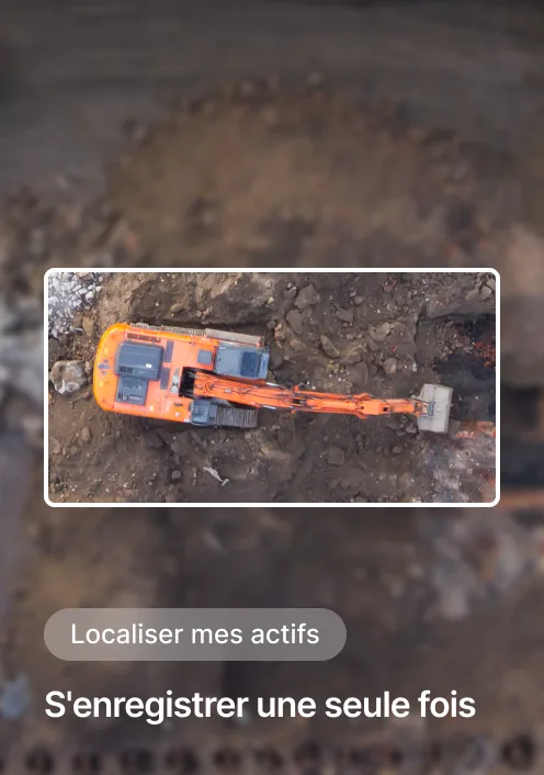 Vue aérienne d’une pelleteuse orange sur un chantier avec les boutons « Localiser mon actif » et « Suivi unique ».