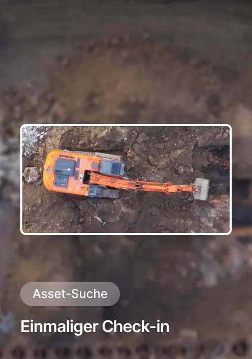 Luftaufnahme eines orangen Baggers auf einer Baustelle mit den Schaltflächen „Asset-Suche“ & „Einmal-Check-in“.