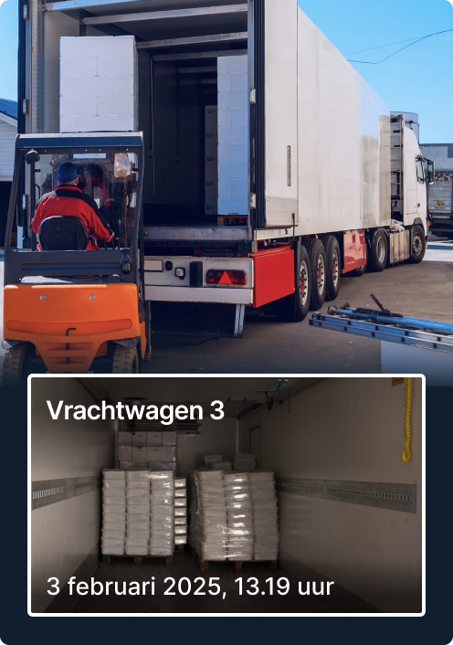 Werknemer die pakketten met een vorkheftruck in een gekoelde vrachtwagen laadt; er zijn gestapelde witte containers te zien.
