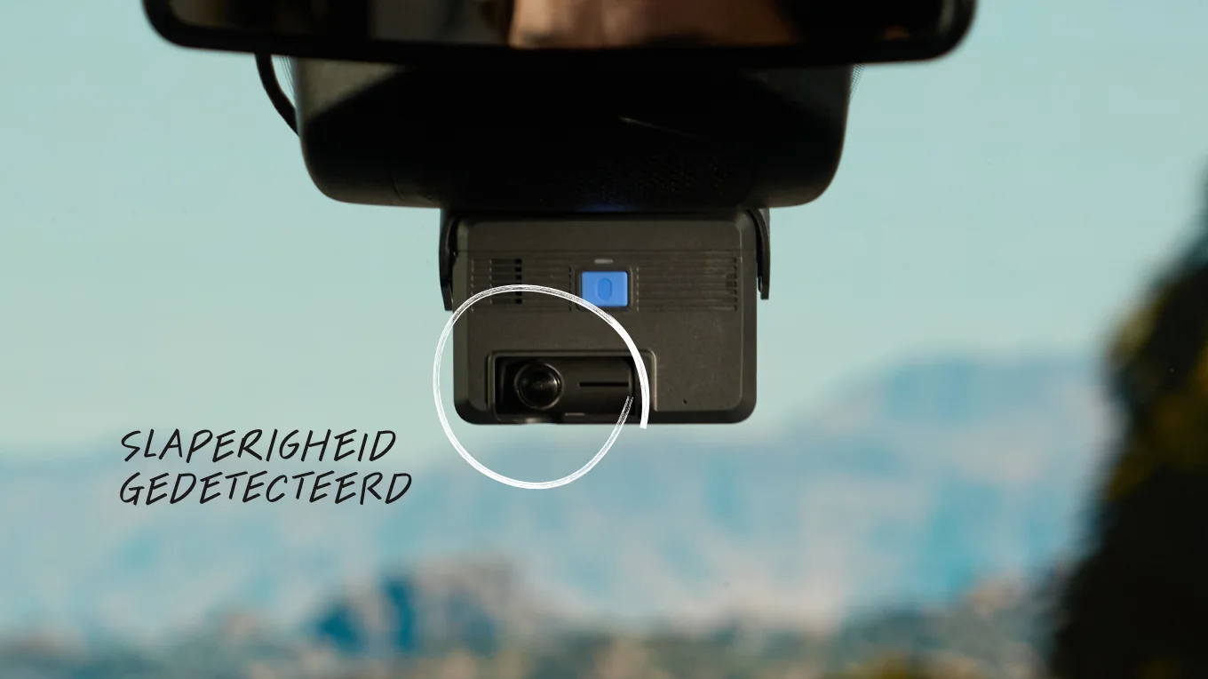 Dashcam bevestigd aan achteruitkijkspiegel detecteert slaperigheid.