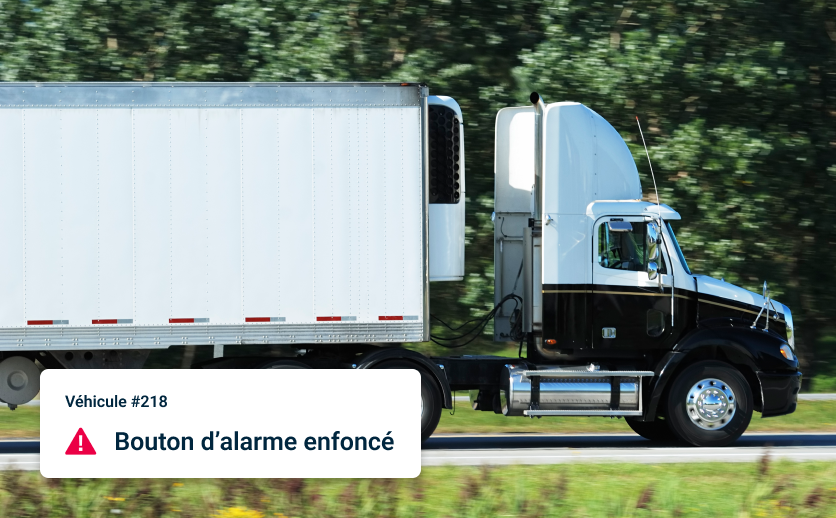 Semi-remorque stationné sur une route.  Superposition montre une alerte intelligente : Véhicule #218 Bouton panique enfoncé.