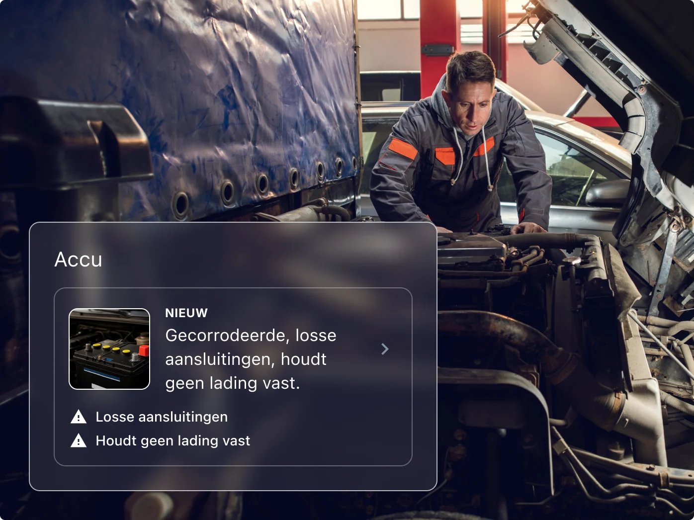 Monteur onderzoekt de motor met een diagnostische overlay die accuproblemen toont: losse polen en geen lading vasthouden.