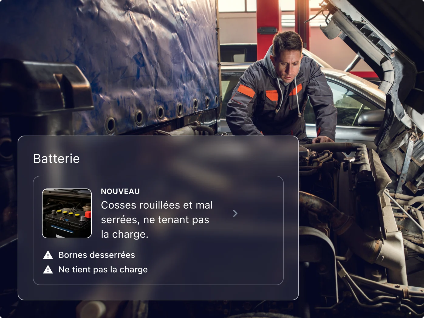 Mécanicien inspectant un moteur avec un diagnostic de batterie : bornes desserrées et perte de charge.