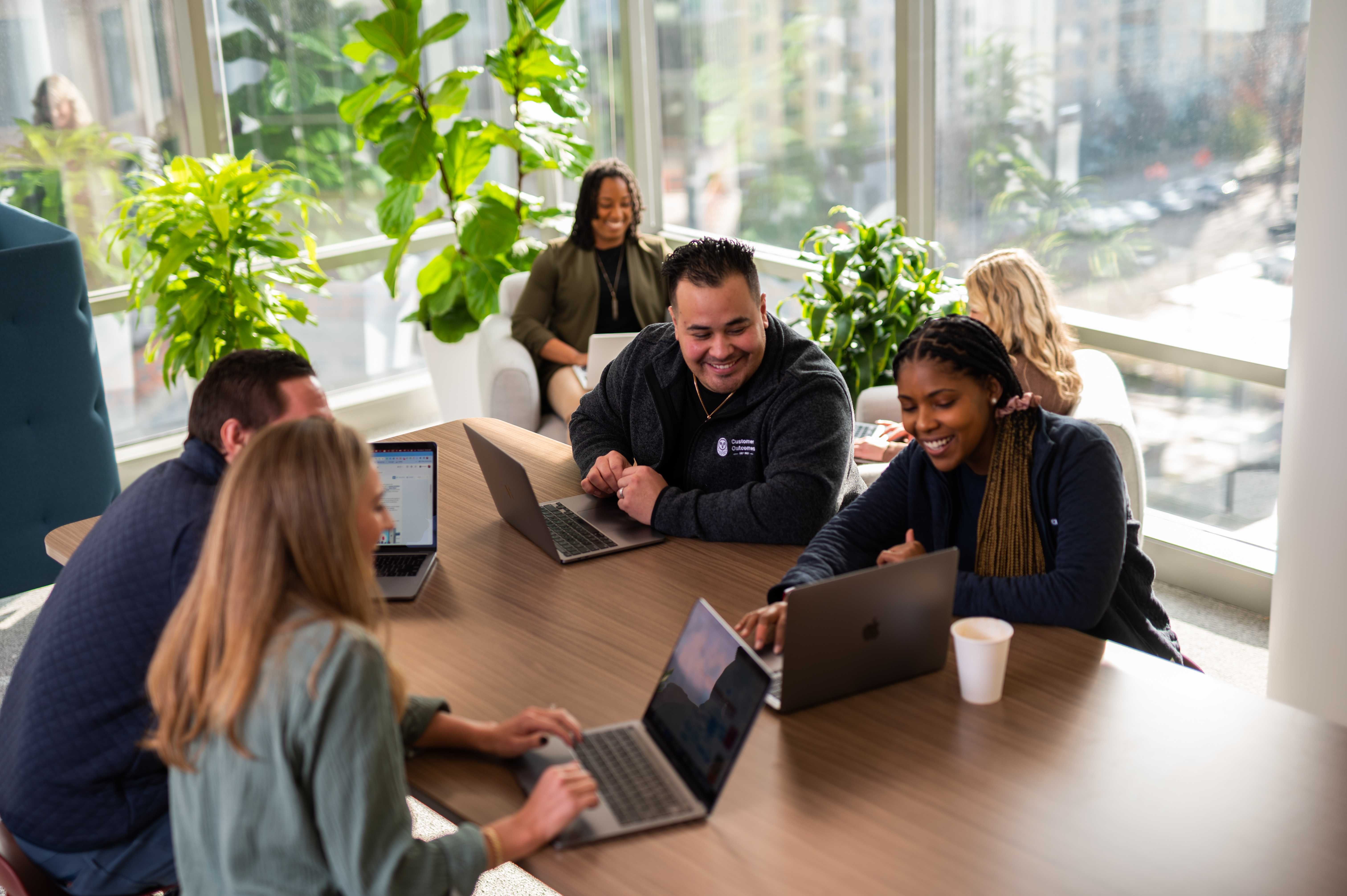 Le guide de la culture Samsara avec des employés de Samsara dans le bureau de Samsara à Atlanta.