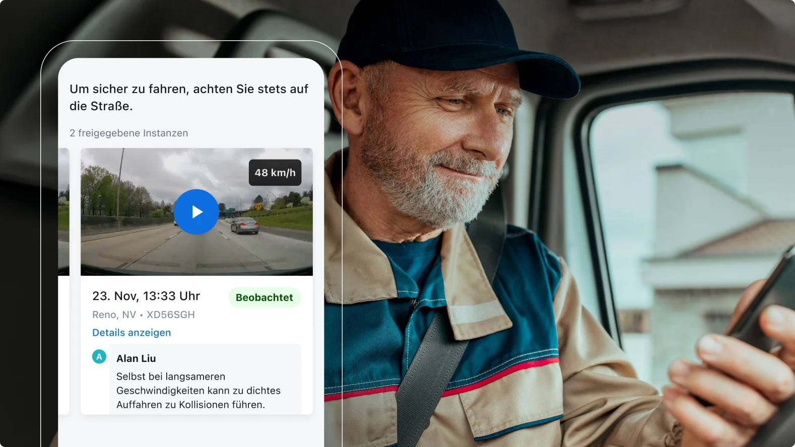 Ein Fahrer mit blauer Cap sieht auf sein Smartphone, während eine Benachrichtigung ihn auffordert, auf die Straße zu achten.