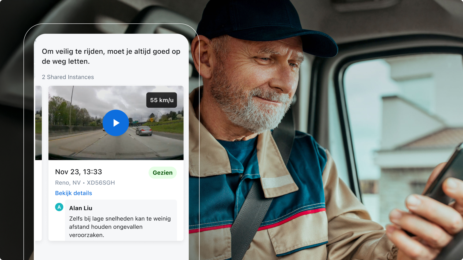 Chauffeur met blauwe pet kijkt op telefoon terwijl een veiligheidsmelding over 'aandacht voor de weg' op het scherm komt.