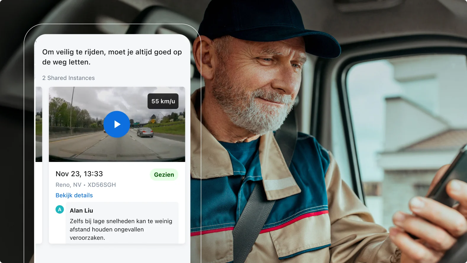 Chauffeur met blauwe pet kijkt op telefoon terwijl een veiligheidsmelding over 'aandacht voor de weg' op het scherm komt.