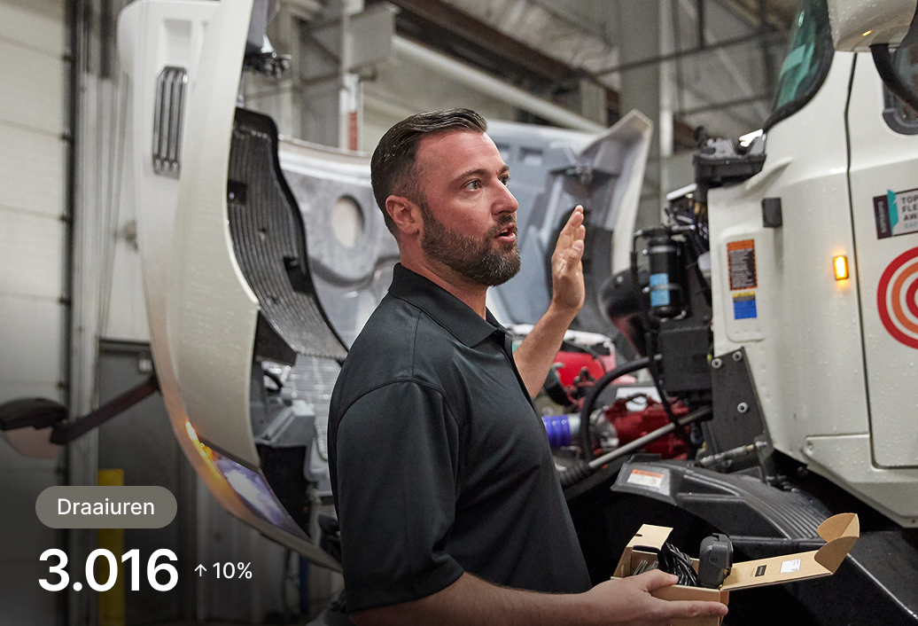 persoon die een motor inspecteert