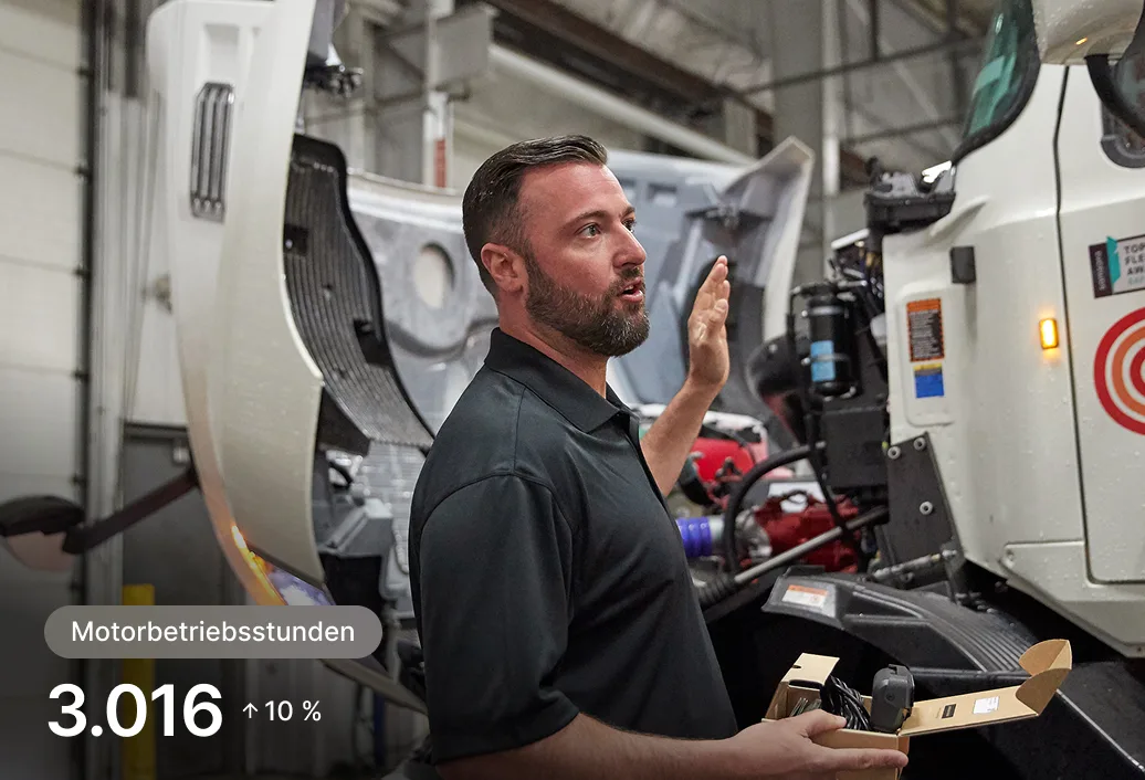 Person, die einen Motor inspiziert