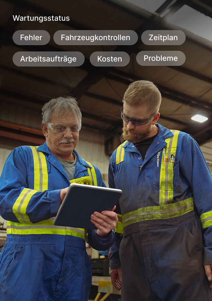 Zwei Wartungsarbeiter in blauen Uniformen mit Sicherheitswesten überprüfen Infos im Wartungsstatusmenü auf einem Tablet.