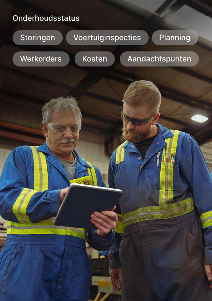 Twee medewerkers in blauwe uniformen met veiligheidsvesten bekijken informatie op een tablet onder het menu Onderhoudsstatus.