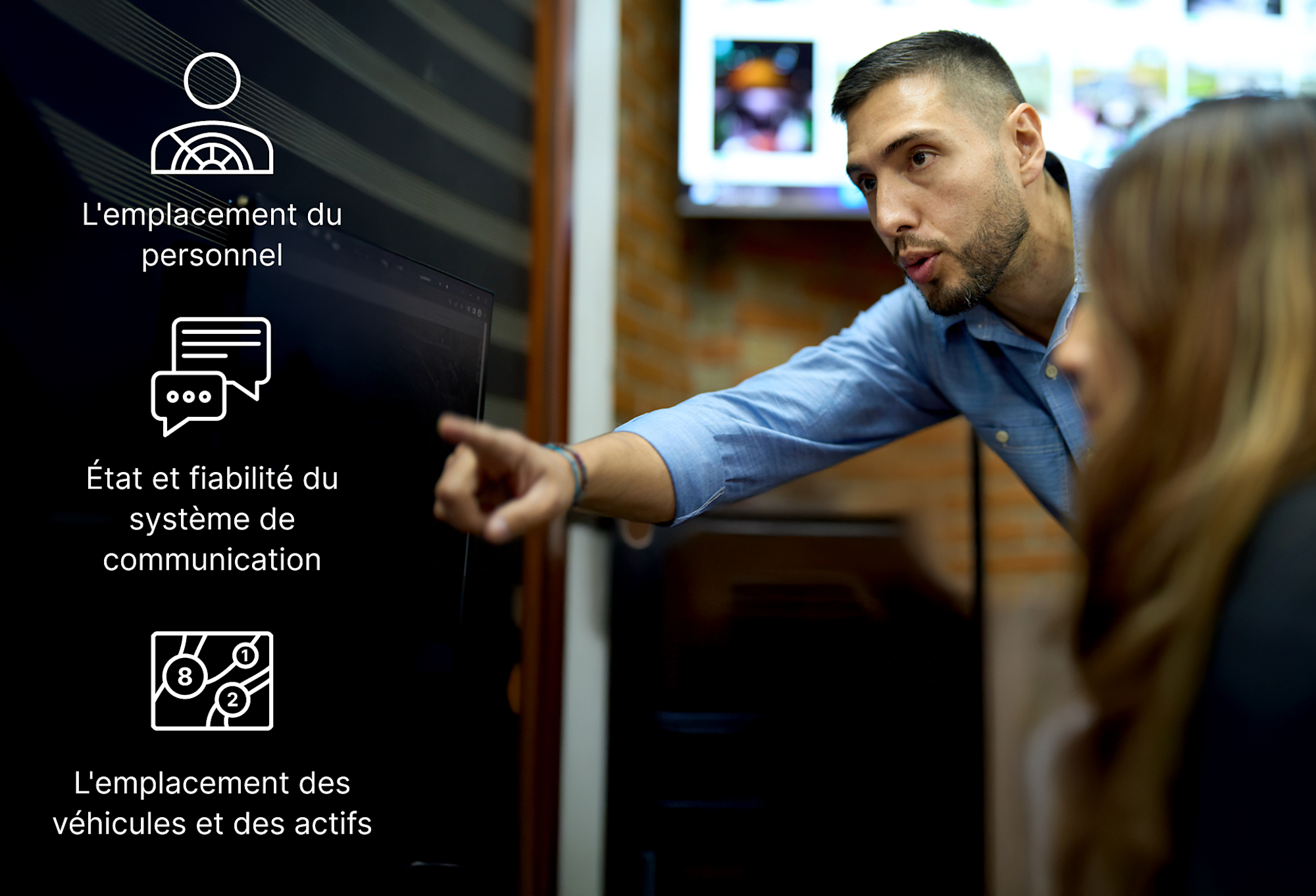 Personne pointe vers un écran montrant les icônes du système de suivi du personnel, des communications et des véhicules.