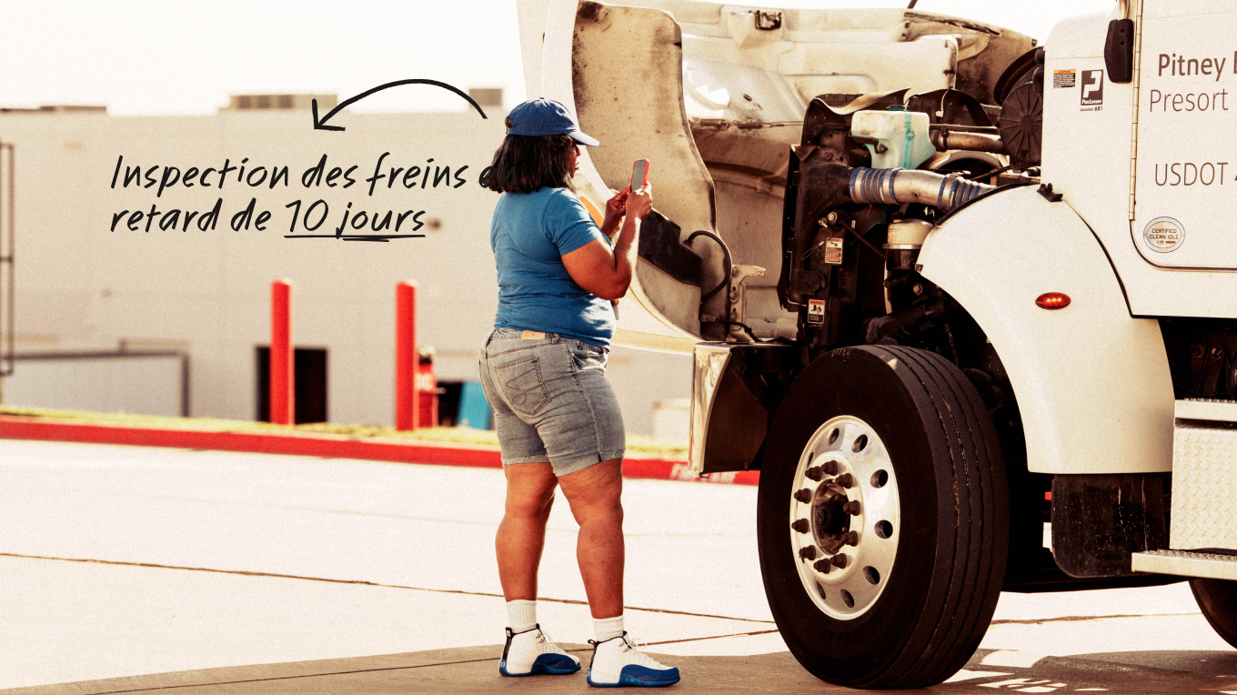 Camion blanc sur autoroute au coucher du soleil avec texte indiquant une inspection des freins en retard de 10 jours.