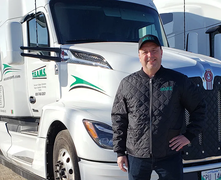 Un travailleur de TEAMS à côté d'un camion