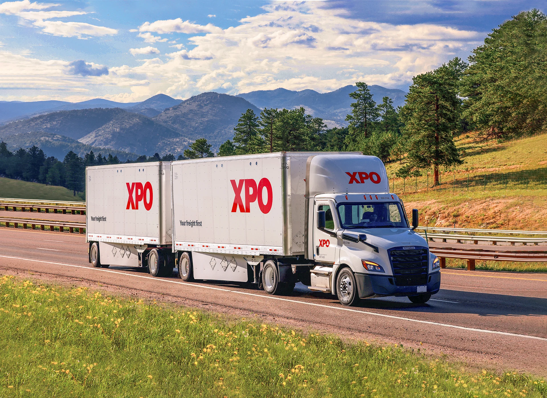 Camion XPO LTL Vue sur la montagne