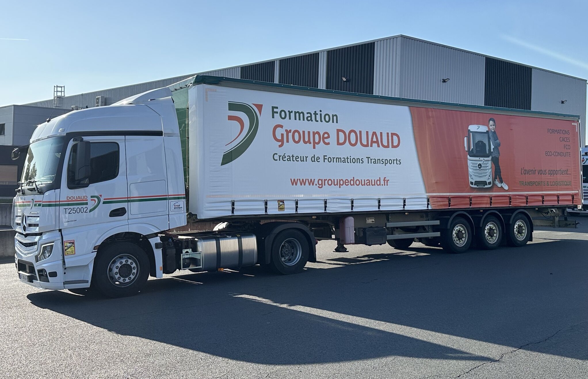 Transports Douaud renforce la sécurité de ses conducteurs avec les caméras embarquées IA de Samsara