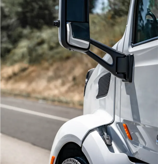 un camion conduisant sur l'autoroute