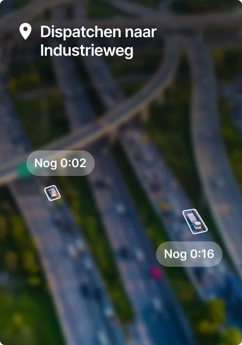 Luchtfoto van een snelwegknooppunt met een navigatie-overlay toont "Dispatchen naar <adres>" tijdschattingen.