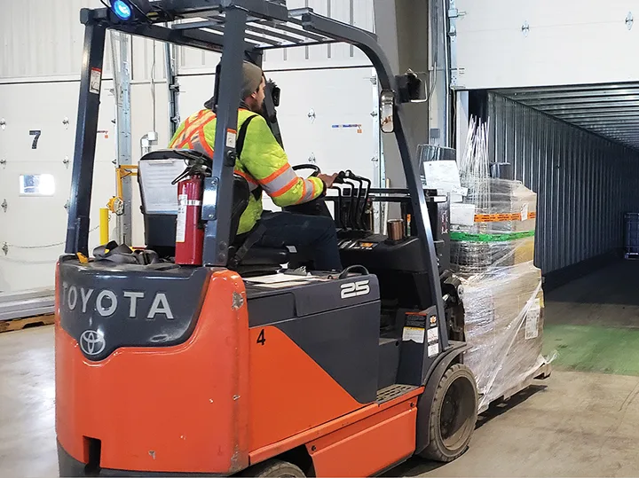 Un travailleur en train de charger un camion TEAMS