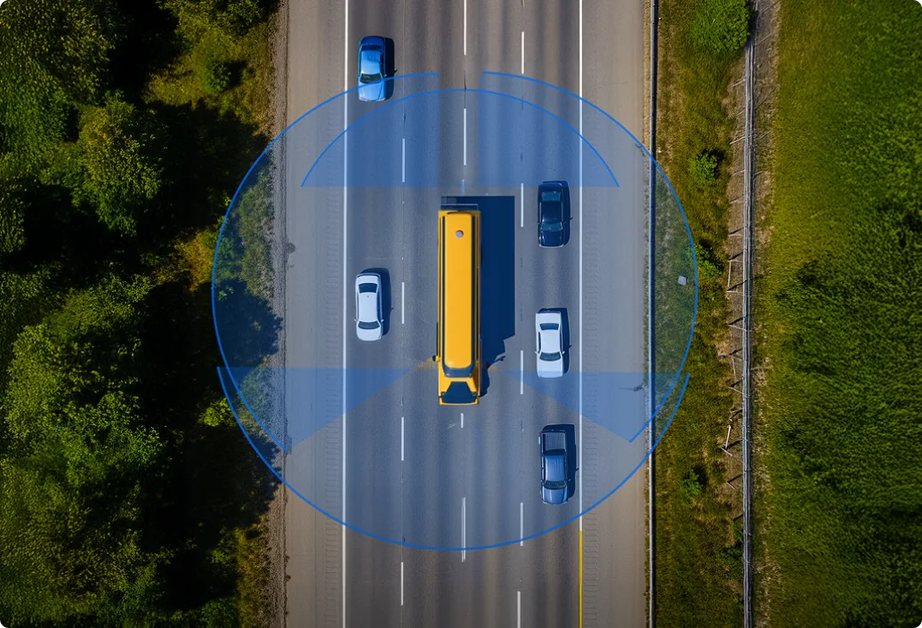 Luftaufnahme einer Autobahn mit gelbem Bus und Autos, umgeben von einer blauen kreisförmigen Sensor- oder Erkennungszone.