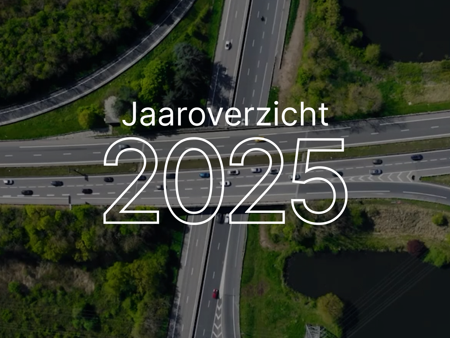 Luchtfoto van snelwegkruising met groene omgeving en de tekst "Jaaroverzicht 2025" in witte letters.