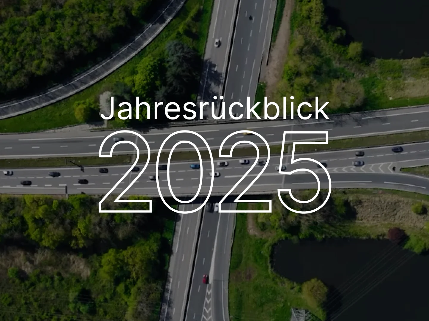 Luftaufnahme einer Autobahnkreuzung mit grüner Umgebung und der Überschrift "Jahresrückblick 2025" in weißer Schrift.