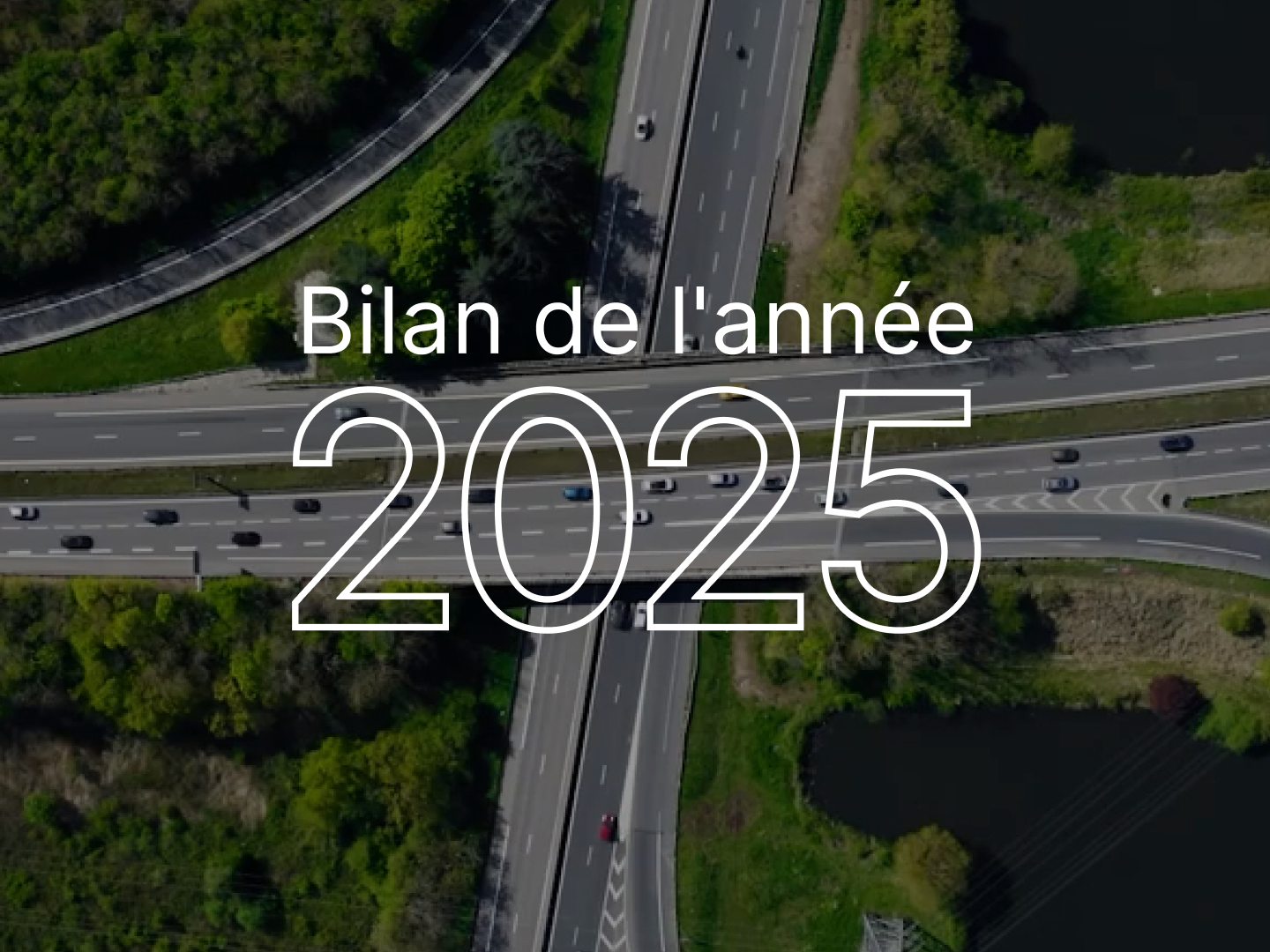 Vue aérienne d'autoroutes qui se croisent entourées de verdure, avec texte superposé "Bilan de l'année 2025".